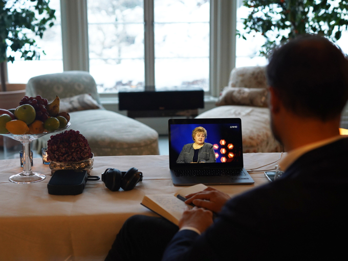 Statsminister Erna Solberg deltok på NHOs årskonferanse som i år var en digital sending. Kronprins Haakon fulgte konferansen fra Skaugum. Foto: Det kongelige hoff